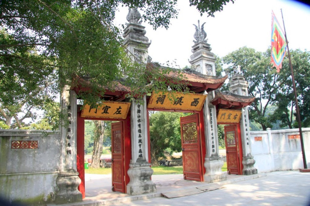 The entrance of Voi Phuc Temple showcases a majestic Tam Quan gate
